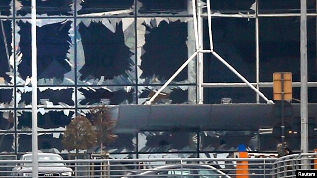 شیشه‌های شکسته در سالن خروجی فرودگاه زاونتم در شمال غربی بروکسل