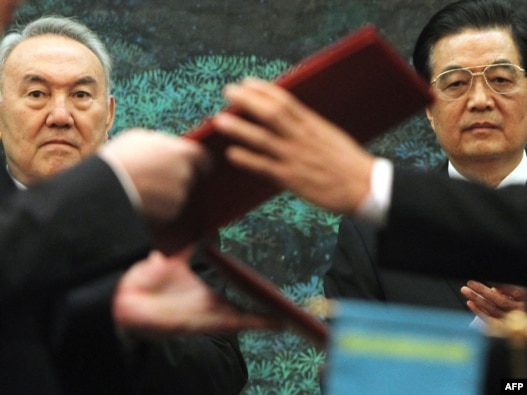 Were any secret deals signed during Kazakh President Nursultan Nazarbaev's (left) China visit?