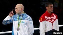 Казахстанский боксер Василий Левит и российский боксер Евгений Тищенко на церемонии награждения на Олимпиаде в Рио. 15 августа 2016 года.