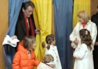 Viktor Yushchenko voting on March 26 (Ukrinform)