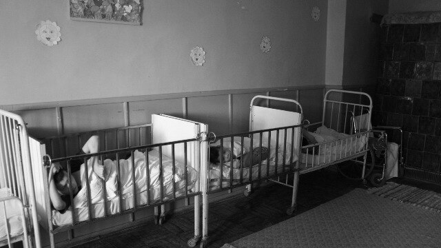 Children confined in cribs at Sasca Mica Rehabilitation Center, 2005 (MDRI)