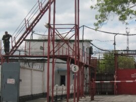 Several media outlets have reported that three inmates escaped from the penitentiary in Dolinka.