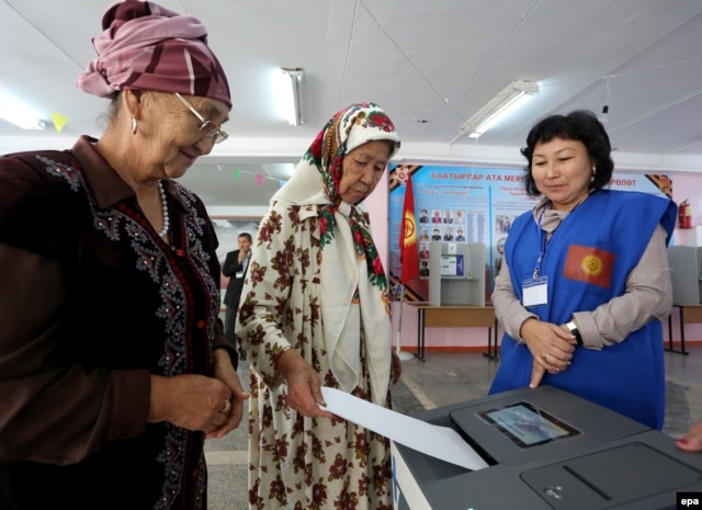 Женщины на избирательном участке. Бишкек, 4 октября 2015 года.