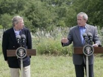 Bush (right) and de Hoop Scheffer in Crawford on May 21 (official site)