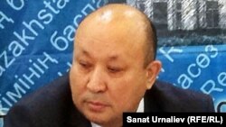 Мухамгали Арыспаев в бытность руководителем департамента по защите прав потребителей Западно-Казахстанской области во время пресс-конференции. Уральск, 5 июля 2015 года.