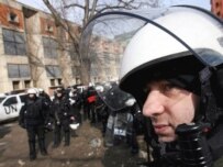 UN police officers in the ethnically divided town of Mitrovica (epa)