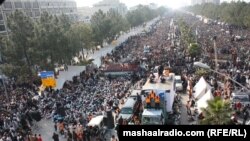 Supporters of moderate preacher Tahir-ul Qadri on the third day of a protest rally in Islamabad, 16Jan2013