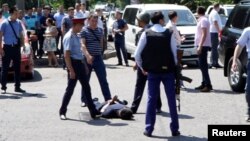 Алматыда полиция бөліміне шабуыл жасады деген күдікті Руслан Күлекбаевтың (жерде) ұсталған сәті. 18 шілде 2016 жыл.