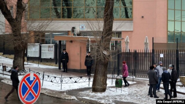 Consulatul României la Chişinău, în ziua alegerilor
