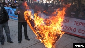 Pro-Russian activists burn flags and protest against the United States and NATO in Crimea, which Moscow annexed from Ukraine earlier this year. (file photo)