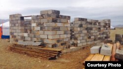 Моңғолияның Баян-Өлгий аймағында селден кейін салынып жатқан үйдің бірі. Сурет Сайран есімді әлеуметтік желі қолданушыдан алынды.