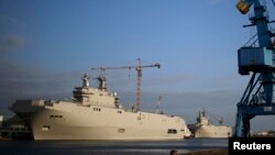 Сен-Назер портында тұрған "Мистраль" кемесі.