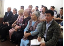 Родственники подсудимых по "делу суфиев". Алматы, 27 апреля 2012 года.