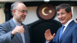 ირანისა და თურქეთის საგარეო საქმეთა მინისტრები ალი აკბარ სალეჰი (მარცხნივ) და აჰმედ დავუთოღლუ 7 აგვისტოს, ანკარაში გამართული შეხვედრისას