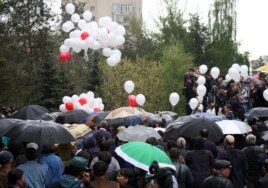 Участники митинга "Несогласных" в Алматы. 28 апреля 2012 года.