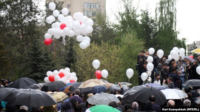 "Қарсылық жиынына" келгендер шар ұшырды. Алматы, 28 сәуір 2012 жыл.