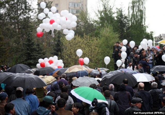 Участники митинга "Несогласных" в Алматы. 28 апреля 2012 года.