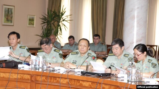 Armenia - Officers from China's Academy of Military Sciences attend a conference at the Defense Ministry in Yerevan, 1Aug2012.