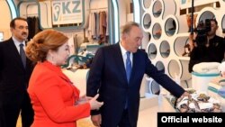 Нұрсұлтан Назарбаев «Қазақстанда жасалған» тамақ өнеркәсібі мен жеңіл өнеркәсіптің және фармацевтика өндірісінің халық тұтынатын тауарларымен танысып тұрған сәті. Астана, 1 шілде 2016 жыл.