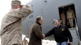 Leon Panetta duke zbritur nga aeroplani në Kabul të Afganistanit