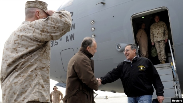 Leon Panetta duke zbritur nga aeroplani në Kabul të Afganistanit