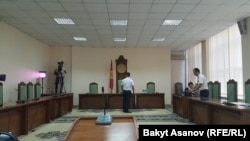 В Верховном суде Кыргызстана, где сегодня началось повторное рассмотрение дела Азимжана Аскарова.