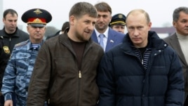Глава Чечни Рамзан Кадыров (на переднем плане слева) и президент России Владимир Путин (справа). Грозный, 16 октября 2008 года.
