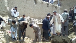 Көшкін болған жерде жүрген адамдар. Арго, Бадахшан, Ауғанстан, 3 мамыр 2014 жыл.