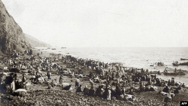 Armeni pe plajă (posibil în Antiohia), aşteptând să fie evacuaţi din Turcia în Egipt, septembrie 1915. (Imagine din Muzeul Primului Război Mondial, Péronne, Franţa)