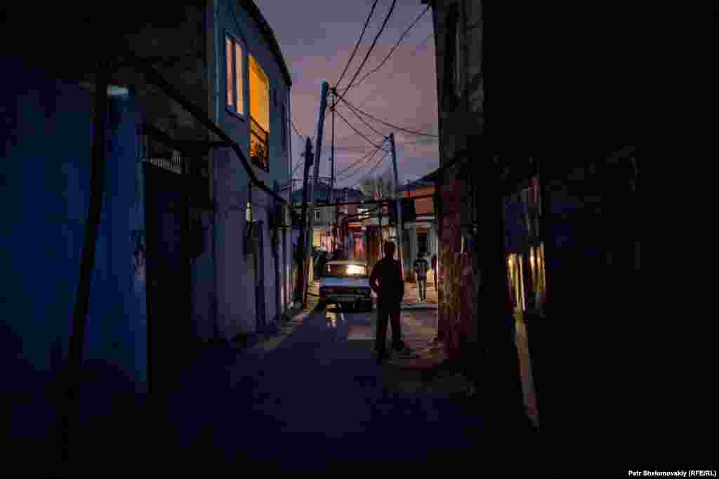A street in the Alatava 2 district in the evening