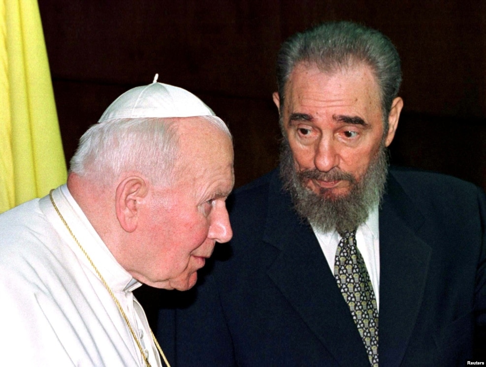 Castro talks to Pope John Paul II during the latter's visit to Havana in January 1998. 