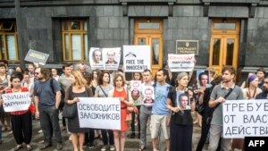 Пикет в поддержку Павла Юрова и Дениса Грищука у здания СБУ в Киеве, 28 мая 2014 года