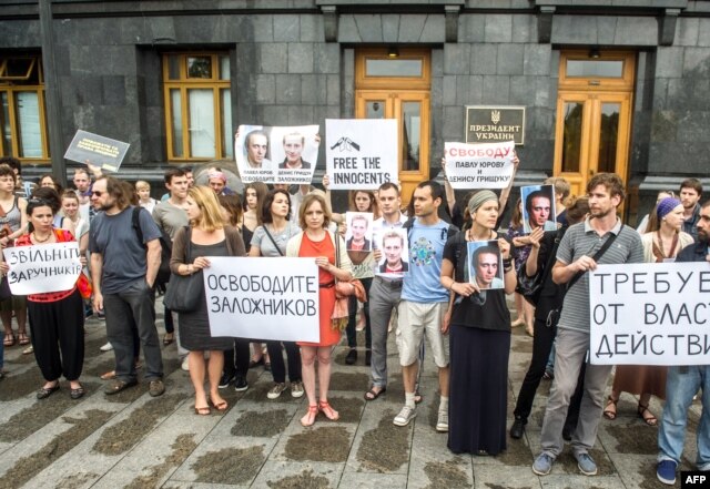 Пикет в поддержку Павла Юрова и Дениса Грищука у здания СБУ в Киеве, 28 мая 2014 года