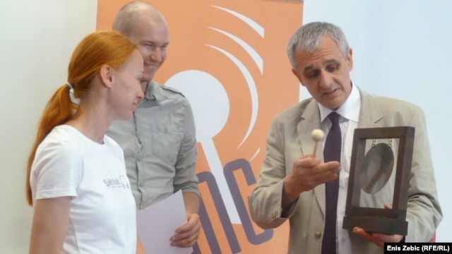 Prof. dr. Nenad Zakošek dodjeluje nagradu GONG-a, Zagreb, 28.juni 2012.
