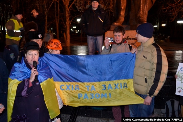 В Луганске состоялся митинг в поддержку Евромайдану, ему пытались помешать «афганцы»