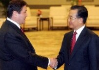 Mongolian President Enkhbayar (left) greets Chinese Prime Minister Wen Jiabao (file photo) (epa)
