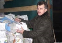 Anatoly Lebdko with seized copies of 'Narodnaya volya' (RFE/RL)