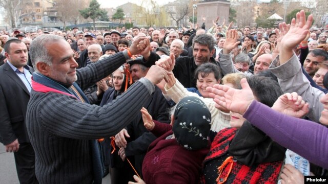 Armenia - Opposition leader Raffi Hovannisian is greeted by supporters rallying in Yerevan's Liberty Square, 15Mar2013.