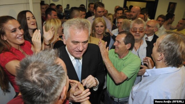 Tomislav Nikolić slavi izbornu pobedu u sedištu stranke
