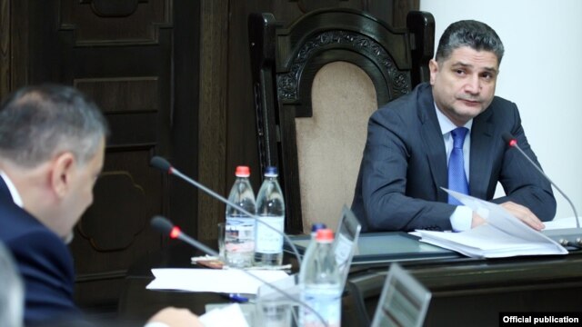 Armenia - Prime Minister Tigran Sarkisian (R) and Finance Minister Vache Gabrielian discuss the draft state budget for 2013 at a cabinet meeting in Yerevan, 27Sep2012.