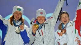 Елена Хрусталева (справа) — серебряный призер зимних Олимпийских игр 2010 года по биатлону. Ванкувер, 18 февраля 2010 года.