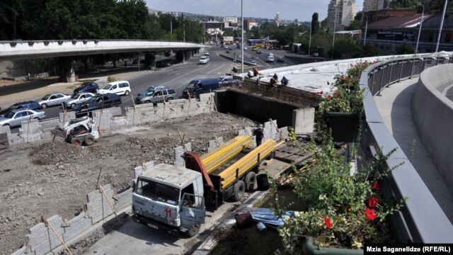 ესტაკადის მშენებლობა გმირთა მოედანზე