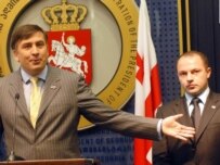 Saakashviki (left) presenting Arveladze in Tbilisi today (InterPressNews)