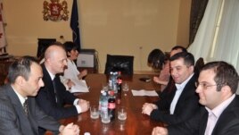 დავით ბაქრაძეის (მარჯვნივ), დეპუტატებისა და კოტე კუბლაშვილის (მარცხნივ) შეხვედრა