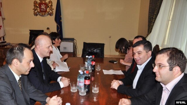 დავით ბაქრაძეის (მარჯვნივ), დეპუტატებისა და კოტე კუბლაშვილის (მარცხნივ) შეხვედრა