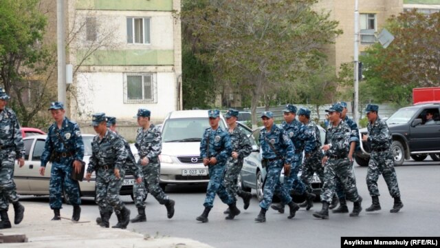 "Полицейлер соты" өтіп жатқан ауданды бақылап жүрген ішкі әскерлер. Ақтау, 4 мамыр 2012 жыл.