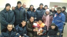 O femeie care a născut acasă a fost escortată prin nămeţi de 13 salvatori, care au dus mama şi copilul în siguranţă la spitalul din Floreşti (Foto: dse.md)