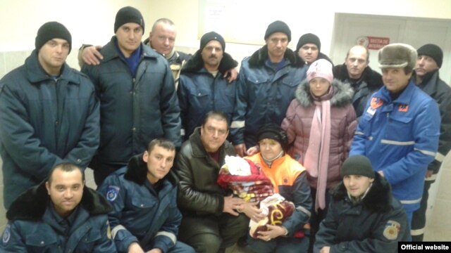 O femeie care a născut acasă a fost escortată prin nămeţi de 13 salvatori, care au dus mama şi copilul în siguranţă la spitalul din Floreşti (Foto: dse.md)