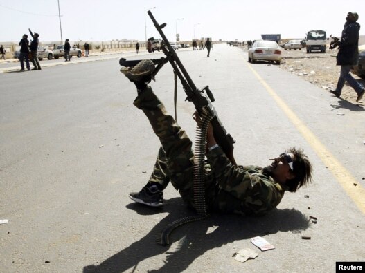شلیک یکی از مخالفان حکومت معمر قذافی به هواپیمای مهاجم ارتش لیبی
