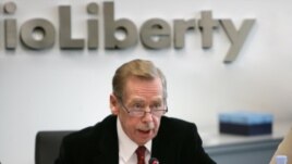 Former Czech President Vaclav Havel speaks at the inaugural editorial meeting at RFE/RL's new Prague headquarters in 2007